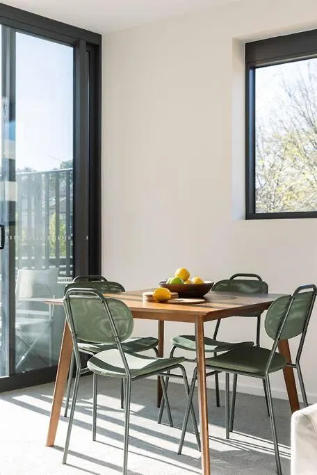 Holiday home Modern Art And Private Entrance & Plenty Free Parking Villa Canberra