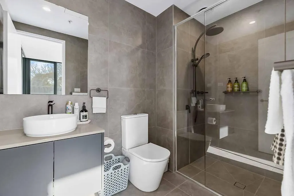 Holiday home Modern Art And Private Entrance & Plenty Free Parking Villa Canberra