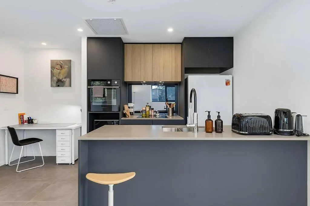 Modern Art And Private Entrance & Plenty Free Parking Villa Canberra